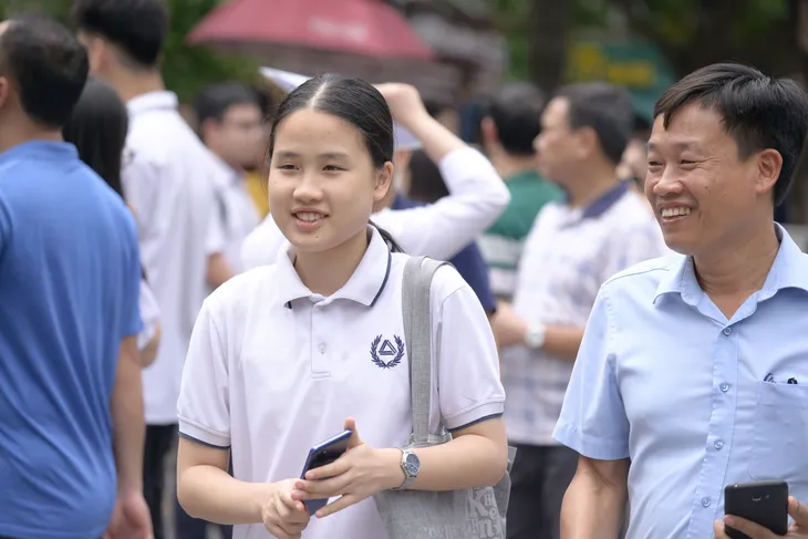 Thí sinh Hà Nội thở phào khi hoàn thành bài thi Ngữ văn vào 10 - Ảnh 1. Thí sinh Hà Nội thở phào khi hoàn thành bài thi Ngữ văn vào 10 - Ảnh 1.