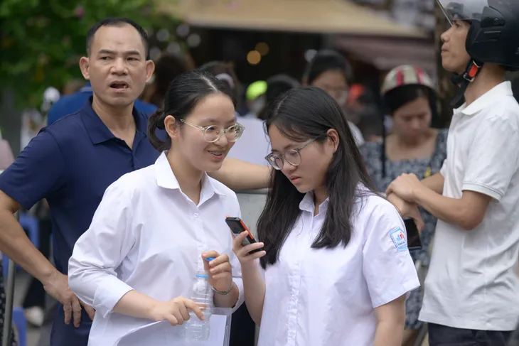 Thí sinh Hà Nội thở phào khi hoàn thành bài thi Ngữ văn vào 10 - Ảnh 6. Thí sinh Hà Nội thở phào khi hoàn thành bài thi Ngữ văn vào 10 - Ảnh 6.