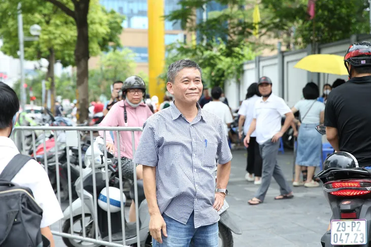 Thí sinh Hà Nội thở phào khi hoàn thành bài thi Ngữ văn vào 10 - Ảnh 4. Thí sinh Hà Nội thở phào khi hoàn thành bài thi Ngữ văn vào 10 - Ảnh 4.