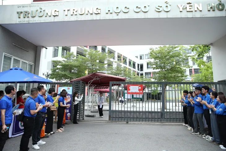 Thí sinh Hà Nội thở phào khi hoàn thành bài thi Ngữ văn vào 10 - Ảnh 5. Thí sinh Hà Nội thở phào khi hoàn thành bài thi Ngữ văn vào 10 - Ảnh 5.