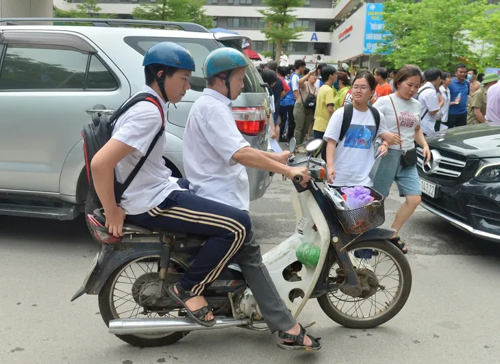 Kết thúc thi lớp 10: Hà Nội sẽ công bố đáp án 3 môn thi trong thời gian sớm nhất - Ảnh 3. Kết thúc thi lớp 10: Hà Nội sẽ công bố đáp án 3 môn thi trong thời gian sớm nhất - Ảnh 3.