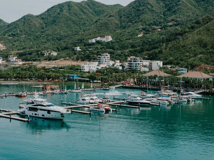 Mãn nhãn với màn trình diễn thuyền buồm trên vịnh Nha Trang - Ảnh 1. Mãn nhãn với màn trình diễn thuyền buồm trên vịnh Nha Trang - Ảnh 1.