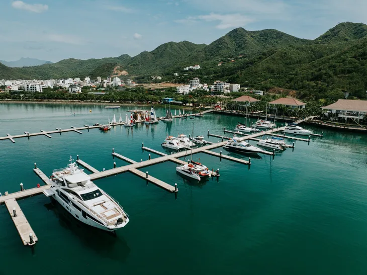 Mãn nhãn với màn trình diễn thuyền buồm trên vịnh Nha Trang - Ảnh 3. Mãn nhãn với màn trình diễn thuyền buồm trên vịnh Nha Trang - Ảnh 3.