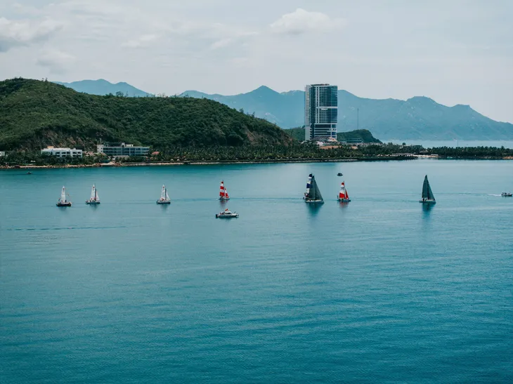Mãn nhãn với màn trình diễn thuyền buồm trên vịnh Nha Trang - Ảnh 4. Mãn nhãn với màn trình diễn thuyền buồm trên vịnh Nha Trang - Ảnh 4.