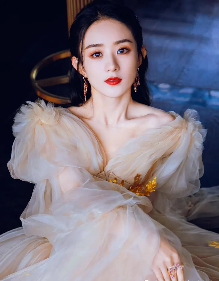 Rộ tin Triệu Lệ Dĩnh đóng phim cùng Địch Lệ Nhiệt Ba - Ảnh 1. Rộ tin Triệu Lệ Dĩnh đóng phim cùng Địch Lệ Nhiệt Ba - Ảnh 1.