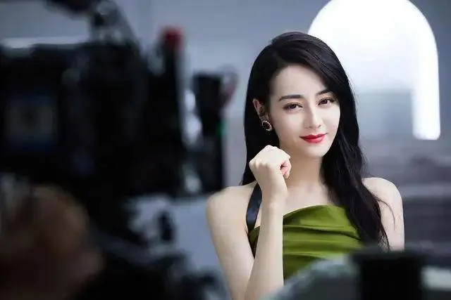 Rộ tin Triệu Lệ Dĩnh đóng phim cùng Địch Lệ Nhiệt Ba - Ảnh 2. Rộ tin Triệu Lệ Dĩnh đóng phim cùng Địch Lệ Nhiệt Ba - Ảnh 2.