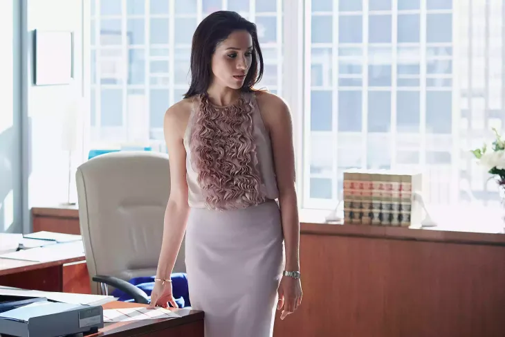 Thời trang của Meghan Markle đẹp như thế nào trong phim Suits? - Ảnh 2. Thời trang của Meghan Markle đẹp như thế nào trong phim Suits? - Ảnh 2.