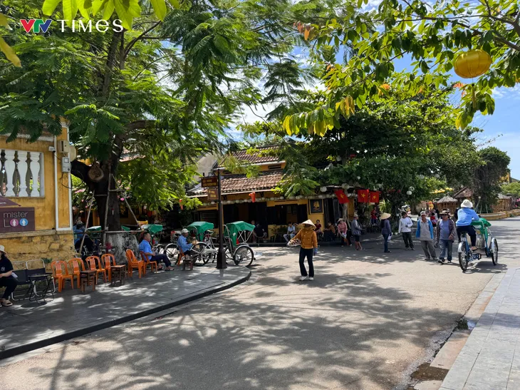Phố cổ Hội An nhộn nhịp ngày hè - Ảnh 3. Phố cổ Hội An nhộn nhịp ngày hè - Ảnh 3.