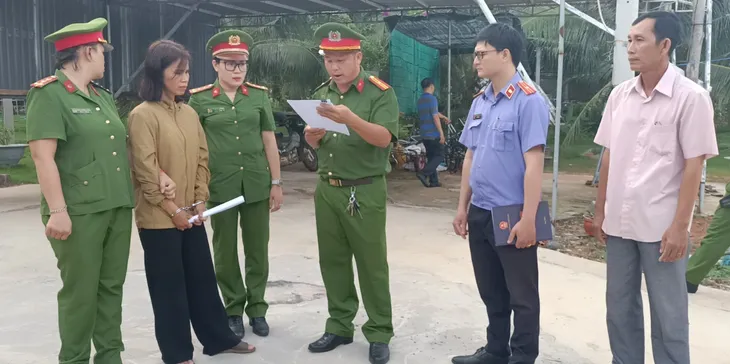 Người phụ nữ bị nhà chồng cũ bạo hành dã man, bắt uống nước thải để trừ tà - Ảnh 1. Người phụ nữ bị nhà chồng cũ bạo hành dã man, bắt uống nước thải để trừ tà - Ảnh 1.