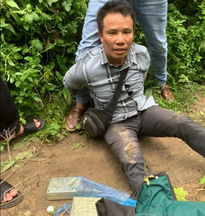 Vừa mua 3 bánh heroin, gã đàn ông chưa kịp tẩu tán thì bị bắt - Ảnh 1. Vừa mua 3 bánh heroin, gã đàn ông chưa kịp tẩu tán thì bị bắt - Ảnh 1.