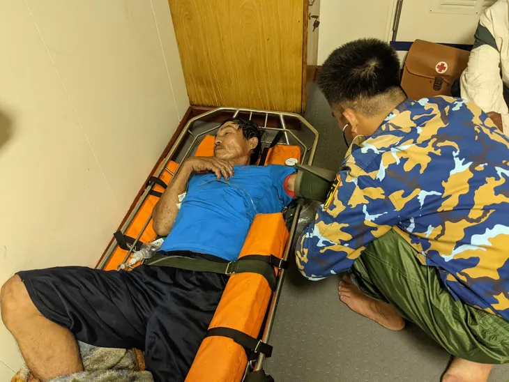 Vùng 4 Hải quân tiếp nhận ngư dân của tàu cá QNg 95255 TS từ đảo Thuyền Chài về đảo Trường Sa điều trị - Ảnh 1. Vùng 4 Hải quân tiếp nhận ngư dân của tàu cá QNg 95255 TS từ đảo Thuyền Chài về đảo Trường Sa điều trị - Ảnh 1.