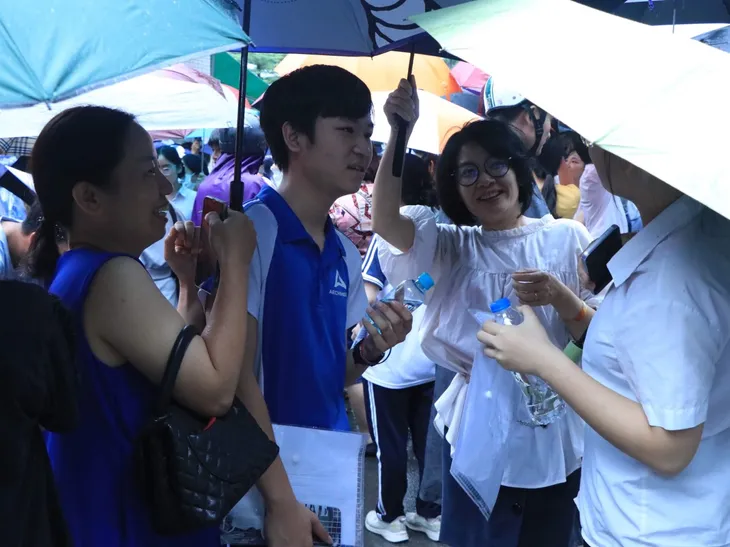 Kết thúc thi lớp 10: Hà Nội sẽ công bố đáp án 3 môn thi trong thời gian sớm nhất - Ảnh 2. Kết thúc thi lớp 10: Hà Nội sẽ công bố đáp án 3 môn thi trong thời gian sớm nhất - Ảnh 2.