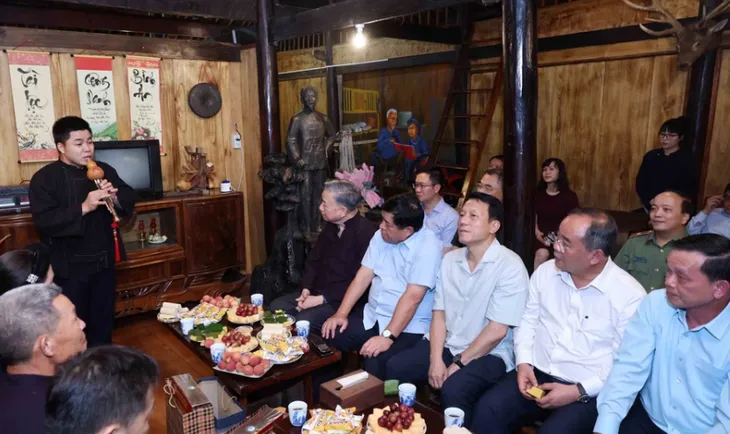 Chủ tịch nước Tô Lâm gặp gỡ thân mật bà con tại Pác Bó - Ảnh 4. Chủ tịch nước Tô Lâm gặp gỡ thân mật bà con tại Pác Bó - Ảnh 4.