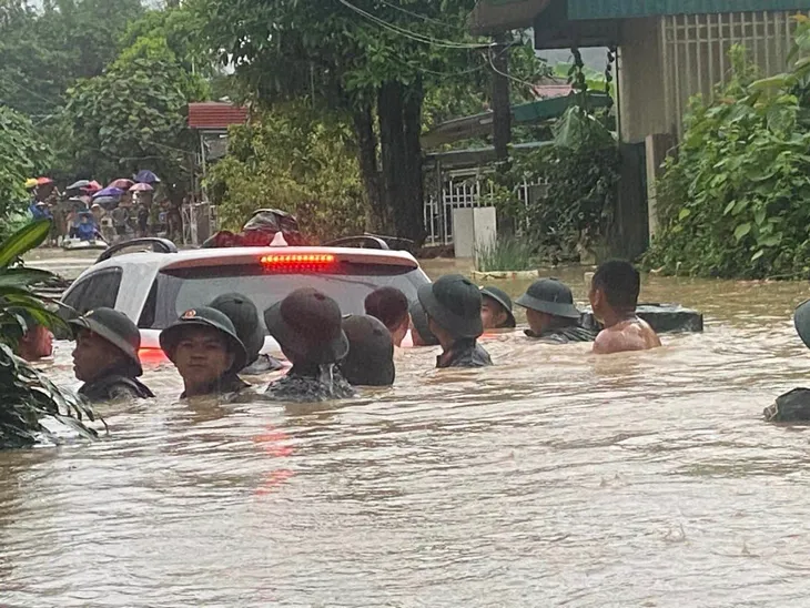 Lũ trên sông Lô cao nhất trong gần 40 năm, Hà Giang sạt lở, ngập lụt diện rộng - Ảnh 6.