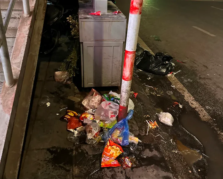 Cầu vượt đi bộ biến tướng thành tụ điểm về đêm của các bạn trẻ - Ảnh 9. Cầu vượt đi bộ biến tướng thành tụ điểm về đêm của các bạn trẻ - Ảnh 9.