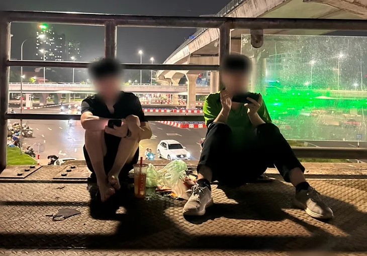 Cầu vượt đi bộ biến tướng thành tụ điểm về đêm của các bạn trẻ - Ảnh 3. Cầu vượt đi bộ biến tướng thành tụ điểm về đêm của các bạn trẻ - Ảnh 3.