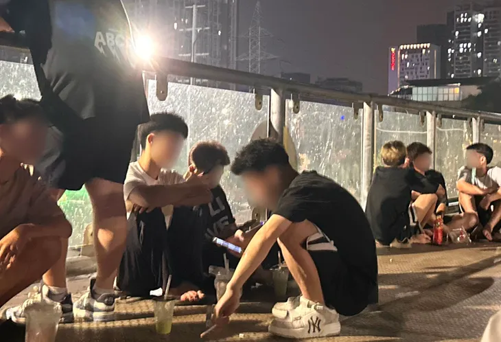 Cầu vượt đi bộ biến tướng thành tụ điểm về đêm của các bạn trẻ - Ảnh 4. Cầu vượt đi bộ biến tướng thành tụ điểm về đêm của các bạn trẻ - Ảnh 4.