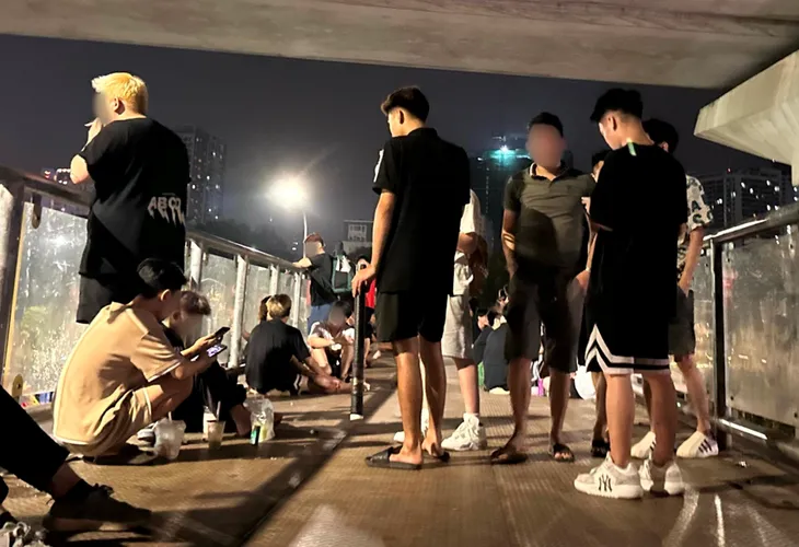 Cầu vượt đi bộ biến tướng thành tụ điểm về đêm của các bạn trẻ - Ảnh 5. Cầu vượt đi bộ biến tướng thành tụ điểm về đêm của các bạn trẻ - Ảnh 5.