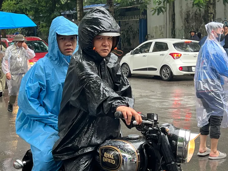 Hà Nội: Thí sinh thi lớp 10 tiếp tục đội mưa chinh phục môn chuyên - Ảnh 5. Hà Nội: Thí sinh thi lớp 10 tiếp tục đội mưa chinh phục môn chuyên - Ảnh 5.