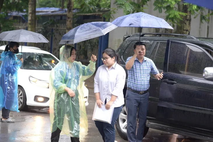 Hà Nội: Thí sinh thi lớp 10 tiếp tục đội mưa chinh phục môn chuyên - Ảnh 4. Hà Nội: Thí sinh thi lớp 10 tiếp tục đội mưa chinh phục môn chuyên - Ảnh 4.