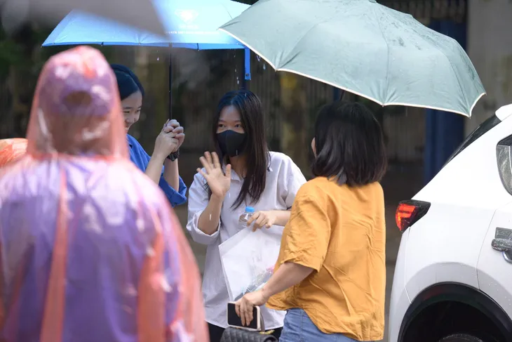 Hà Nội: Thí sinh thi lớp 10 tiếp tục đội mưa chinh phục môn chuyên - Ảnh 3. Hà Nội: Thí sinh thi lớp 10 tiếp tục đội mưa chinh phục môn chuyên - Ảnh 3.
