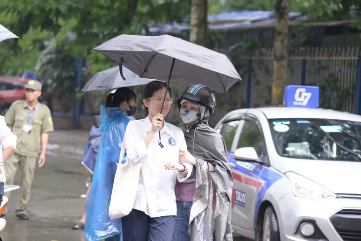 Hà Nội: Thí sinh thi lớp 10 tiếp tục đội mưa chinh phục môn chuyên - Ảnh 6. Hà Nội: Thí sinh thi lớp 10 tiếp tục đội mưa chinh phục môn chuyên - Ảnh 6.