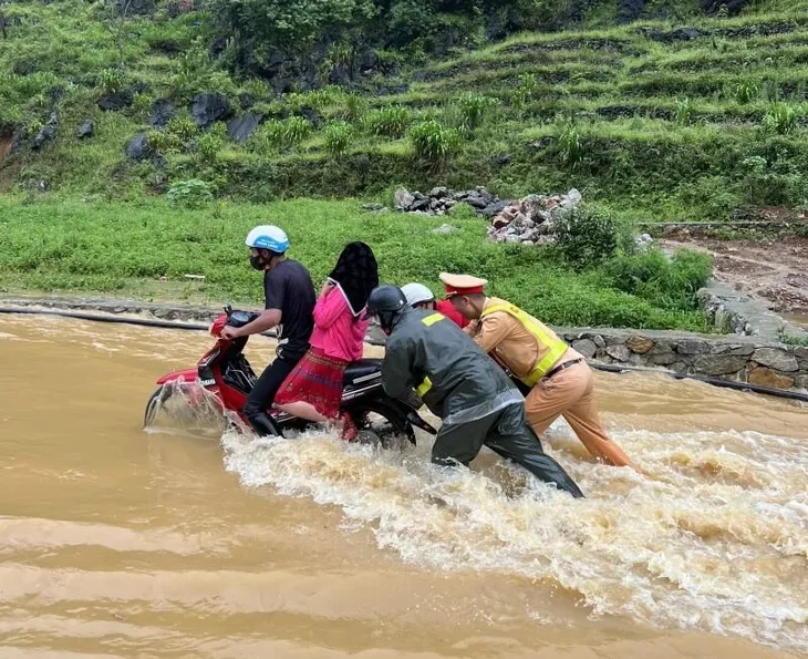 Cảnh sát giao thông Hà Giang đưa 400 du khách nước ngoài qua điểm ngập an toàn - Ảnh 1. Cảnh sát giao thông Hà Giang đưa 400 du khách nước ngoài qua điểm ngập an toàn - Ảnh 1.