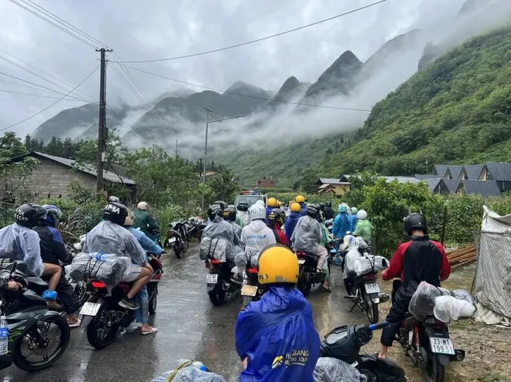 Cảnh sát giao thông Hà Giang đưa 400 du khách nước ngoài qua điểm ngập an toàn - Ảnh 3. Cảnh sát giao thông Hà Giang đưa 400 du khách nước ngoài qua điểm ngập an toàn - Ảnh 3.