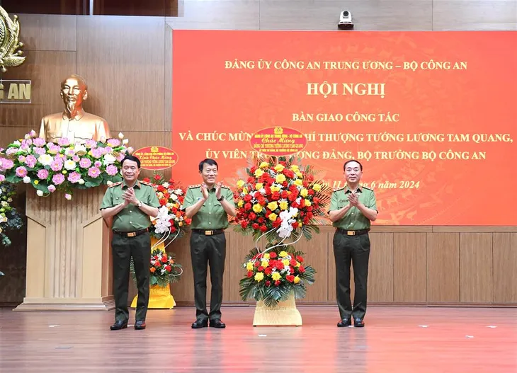 Bàn giao công tác giữa Chủ tịch nước Tô Lâm và Bộ trưởng Bộ Công an Lương Tam Quang - Ảnh 3. Bàn giao công tác giữa Chủ tịch nước Tô Lâm và Bộ trưởng Bộ Công an Lương Tam Quang - Ảnh 3.