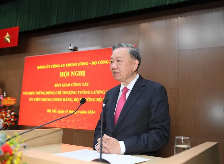Bàn giao công tác giữa Chủ tịch nước Tô Lâm và Bộ trưởng Bộ Công an Lương Tam Quang - Ảnh 4. Bàn giao công tác giữa Chủ tịch nước Tô Lâm và Bộ trưởng Bộ Công an Lương Tam Quang - Ảnh 4.