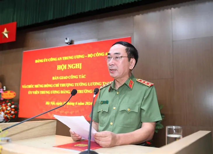 Bàn giao công tác giữa Chủ tịch nước Tô Lâm và Bộ trưởng Bộ Công an Lương Tam Quang - Ảnh 2. Bàn giao công tác giữa Chủ tịch nước Tô Lâm và Bộ trưởng Bộ Công an Lương Tam Quang - Ảnh 2.