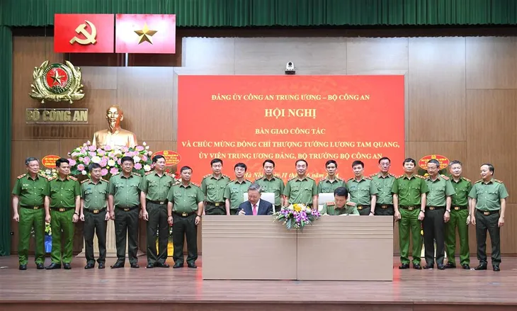 Bàn giao công tác giữa Chủ tịch nước Tô Lâm và Bộ trưởng Bộ Công an Lương Tam Quang - Ảnh 5. Bàn giao công tác giữa Chủ tịch nước Tô Lâm và Bộ trưởng Bộ Công an Lương Tam Quang - Ảnh 5.