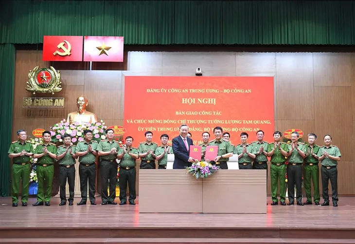 Bàn giao công tác giữa Chủ tịch nước Tô Lâm và Bộ trưởng Bộ Công an Lương Tam Quang - Ảnh 6. Bàn giao công tác giữa Chủ tịch nước Tô Lâm và Bộ trưởng Bộ Công an Lương Tam Quang - Ảnh 6.