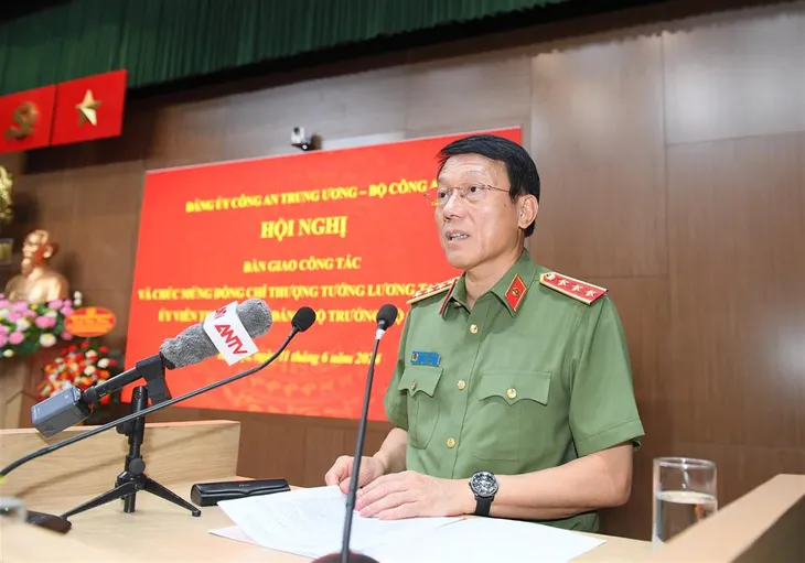 Bàn giao công tác giữa Chủ tịch nước Tô Lâm và Bộ trưởng Bộ Công an Lương Tam Quang - Ảnh 7. Bàn giao công tác giữa Chủ tịch nước Tô Lâm và Bộ trưởng Bộ Công an Lương Tam Quang - Ảnh 7.