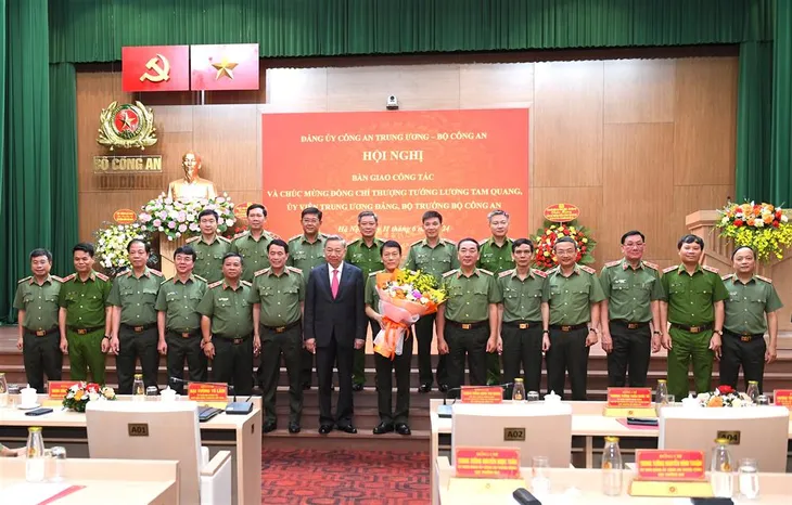 Bàn giao công tác giữa Chủ tịch nước Tô Lâm và Bộ trưởng Bộ Công an Lương Tam Quang - Ảnh 8. Bàn giao công tác giữa Chủ tịch nước Tô Lâm và Bộ trưởng Bộ Công an Lương Tam Quang - Ảnh 8.