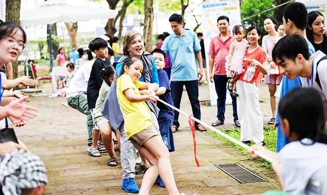 Trẻ em thỏa sức sáng tạo, giải tỏa năng lượng trong Ngày Quốc tế Vui chơi 11/6 - Ảnh 1. Trẻ em thỏa sức sáng tạo, giải tỏa năng lượng trong Ngày Quốc tế Vui chơi 11/6 - Ảnh 1.