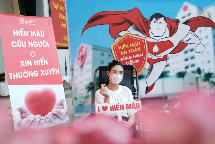 Hoa hậu Việt Nam 2010 Ngọc Hân và Hành trình đỏ - Ảnh 1.
