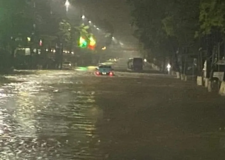 Mưa lớn, nhiều tuyến phố ở Thái Nguyên ngập sâu - Ảnh 2. Mưa lớn, nhiều tuyến phố ở Thái Nguyên ngập sâu - Ảnh 2.