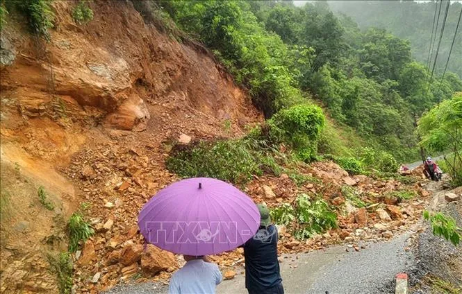 Lào Cai: Khẩn trương khắc phục sạt lở trên nhiều tuyến đường do mưa lớn - Ảnh 1. Lào Cai: Khẩn trương khắc phục sạt lở trên nhiều tuyến đường do mưa lớn - Ảnh 1.