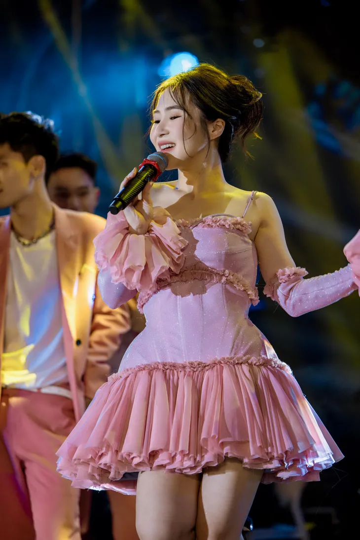 Hương Tràm cùng lúc phát hành hai MV trong tháng 6 - Ảnh 3. Hương Tràm cùng lúc phát hành hai MV trong tháng 6 - Ảnh 3.