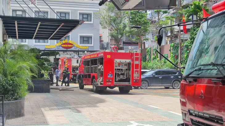 Cháy khách sạn trên phố Hoàng Ngọc Phách (Hà Nội) - Ảnh 3. Cháy khách sạn trên phố Hoàng Ngọc Phách (Hà Nội) - Ảnh 3.