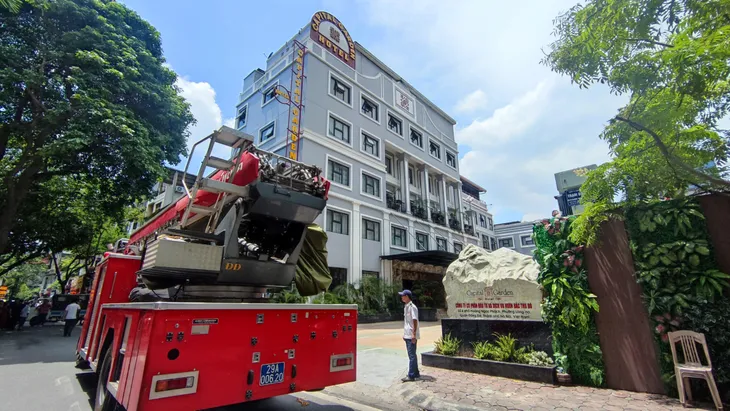 Cháy khách sạn trên phố Hoàng Ngọc Phách (Hà Nội) - Ảnh 4. Cháy khách sạn trên phố Hoàng Ngọc Phách (Hà Nội) - Ảnh 4.
