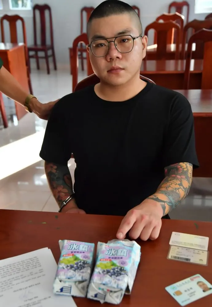 Bắt giữ thanh niên xăm trổ người nước ngoài mang ma tuý vào Việt Nam - Ảnh 2. Bắt giữ thanh niên xăm trổ người nước ngoài mang ma tuý vào Việt Nam - Ảnh 2.