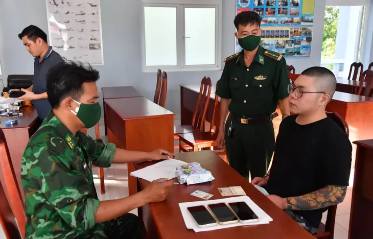 Bắt giữ thanh niên xăm trổ người nước ngoài mang ma tuý vào Việt Nam - Ảnh 1. Bắt giữ thanh niên xăm trổ người nước ngoài mang ma tuý vào Việt Nam - Ảnh 1.