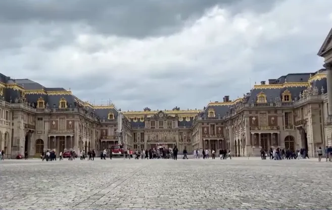 Sơ tán du khách khỏi cung điện Versailles vì xảy ra hỏa hoạn - Ảnh 1. Sơ tán du khách khỏi cung điện Versailles vì xảy ra hỏa hoạn - Ảnh 1.