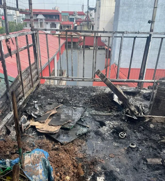 Hà Nội: Cháy nhà tại phố Pháo Đài Láng nghi do sự cố điện - Ảnh 2. Hà Nội: Cháy nhà tại phố Pháo Đài Láng nghi do sự cố điện - Ảnh 2.