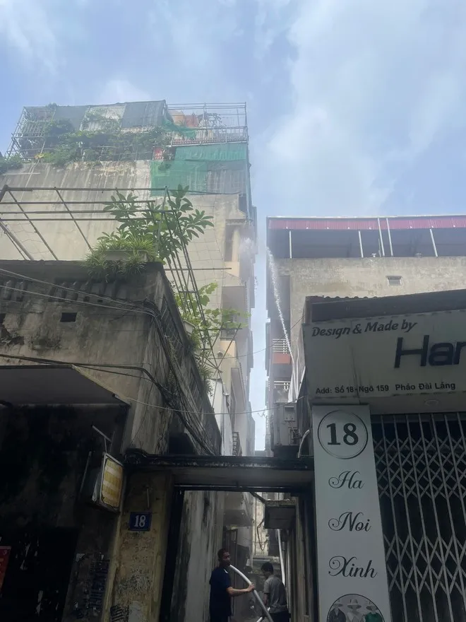 Hà Nội: Cháy nhà tại phố Pháo Đài Láng nghi do sự cố điện - Ảnh 1. Hà Nội: Cháy nhà tại phố Pháo Đài Láng nghi do sự cố điện - Ảnh 1.