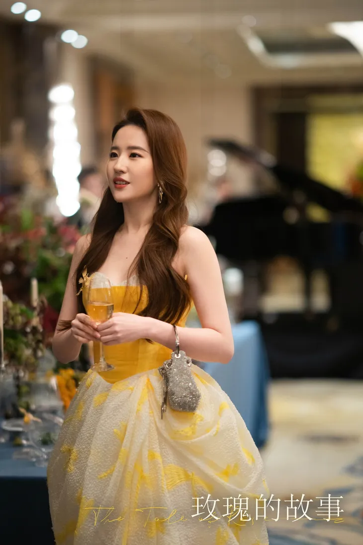 Lưu Diệc Phi thay 35 bộ đồ trong 5 tập đầu phim Câu chuyện Hoa Hồng - Ảnh 8. Lưu Diệc Phi thay 35 bộ đồ trong 5 tập đầu phim Câu chuyện Hoa Hồng - Ảnh 8.
