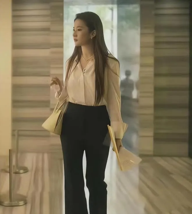 Lưu Diệc Phi thay 35 bộ đồ trong 5 tập đầu phim Câu chuyện Hoa Hồng - Ảnh 4. Lưu Diệc Phi thay 35 bộ đồ trong 5 tập đầu phim Câu chuyện Hoa Hồng - Ảnh 4.