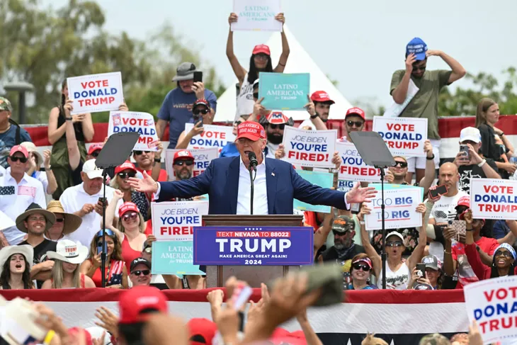 Cử tri cao tuổi ở Arizona ủng hộ mạnh mẽ ông Trump trong cuộc thăm dò của AARP - Ảnh 1. Cử tri cao tuổi ở Arizona ủng hộ mạnh mẽ ông Trump trong cuộc thăm dò của AARP - Ảnh 1.